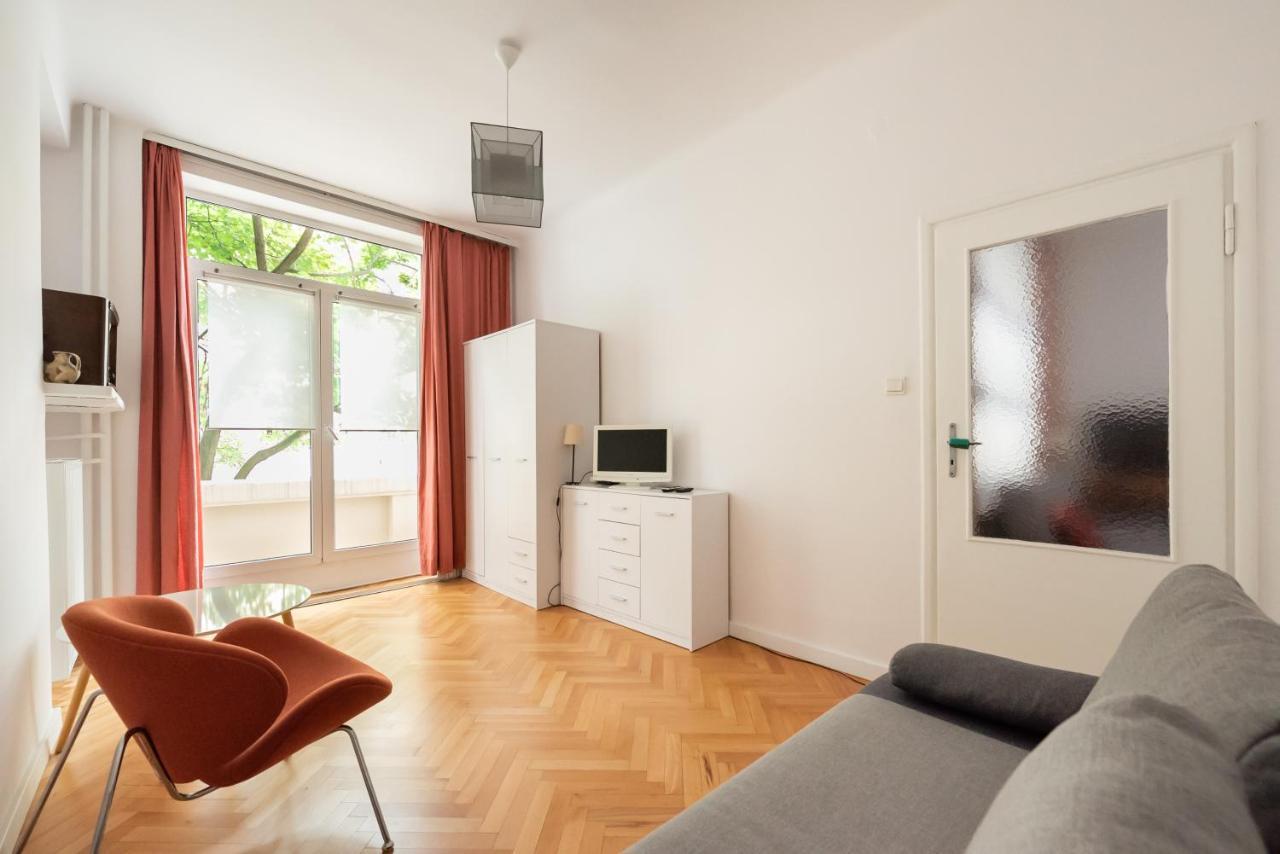 Plac Zbawiciela 3-bedroom Apartment *