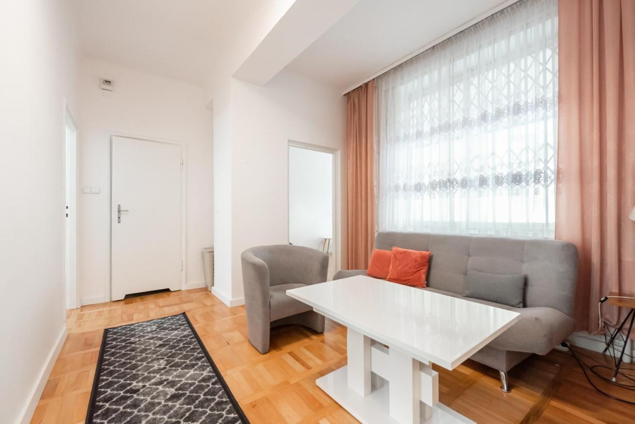 Plac Zbawiciela 3-bedroom Apartment