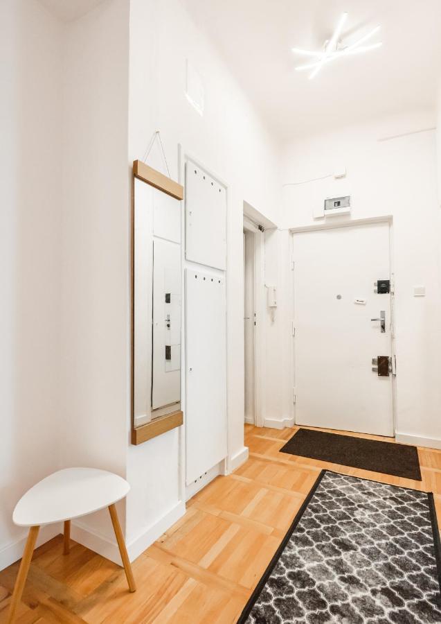 Plac Zbawiciela 3-bedroom Apartment *