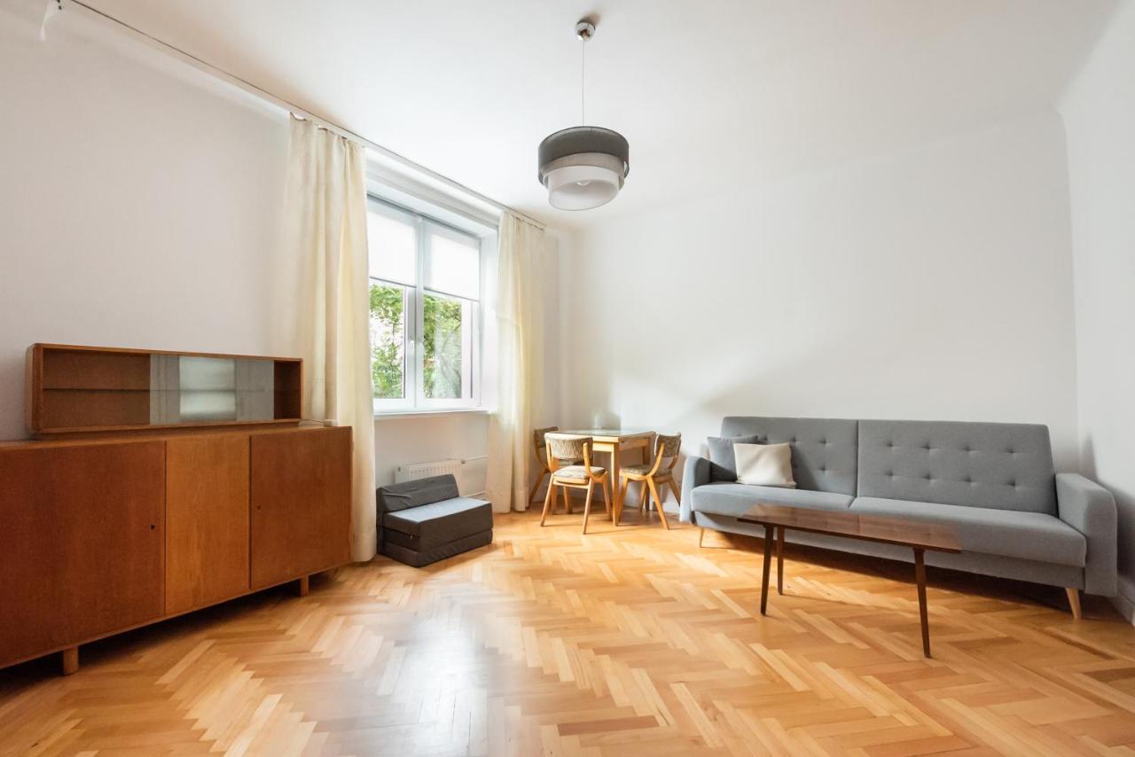 Plac Zbawiciela 3-bedroom Apartment *